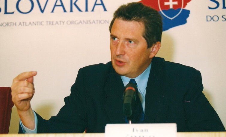 Vo funkcií ministra obrany na  tlačovej besede k pozvaniu Slovenska do NATO, október 2002